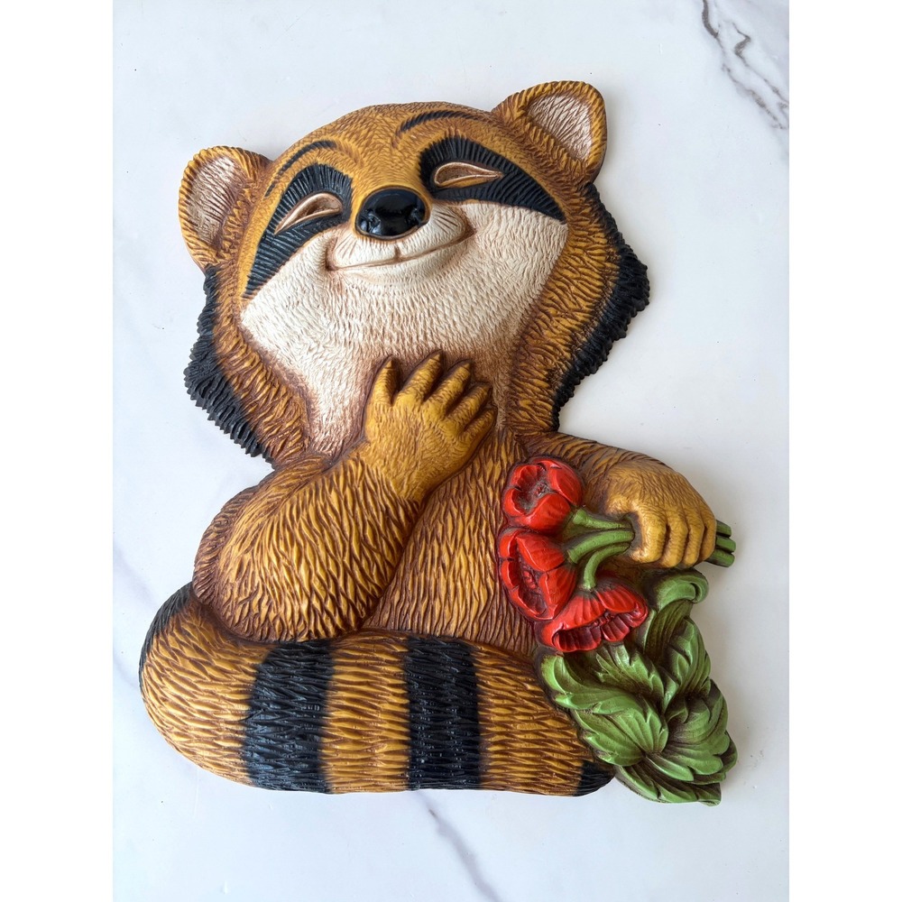 Vintage 1977 Homco Raccoon Wall Plaque Holding Flowers 7497 Dart Ind USA Kitsch